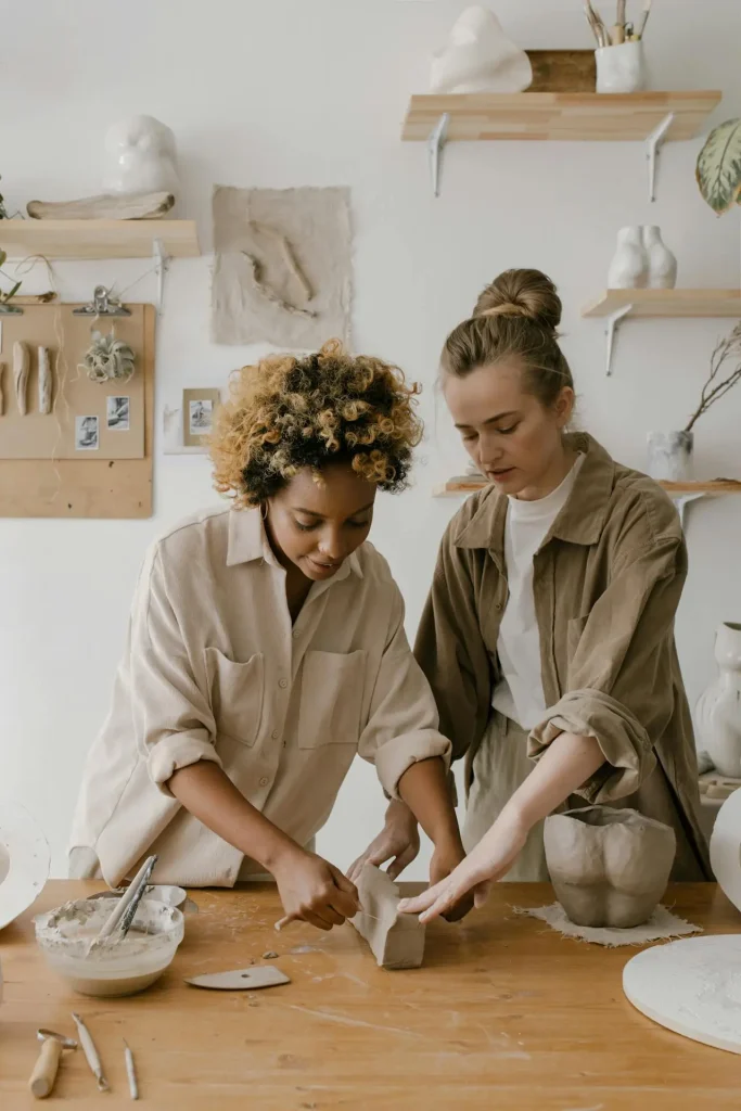 Zwei Frauen arbeiten kreativ zusammen – Werde kreativer Co-Host bei Retreat Hero