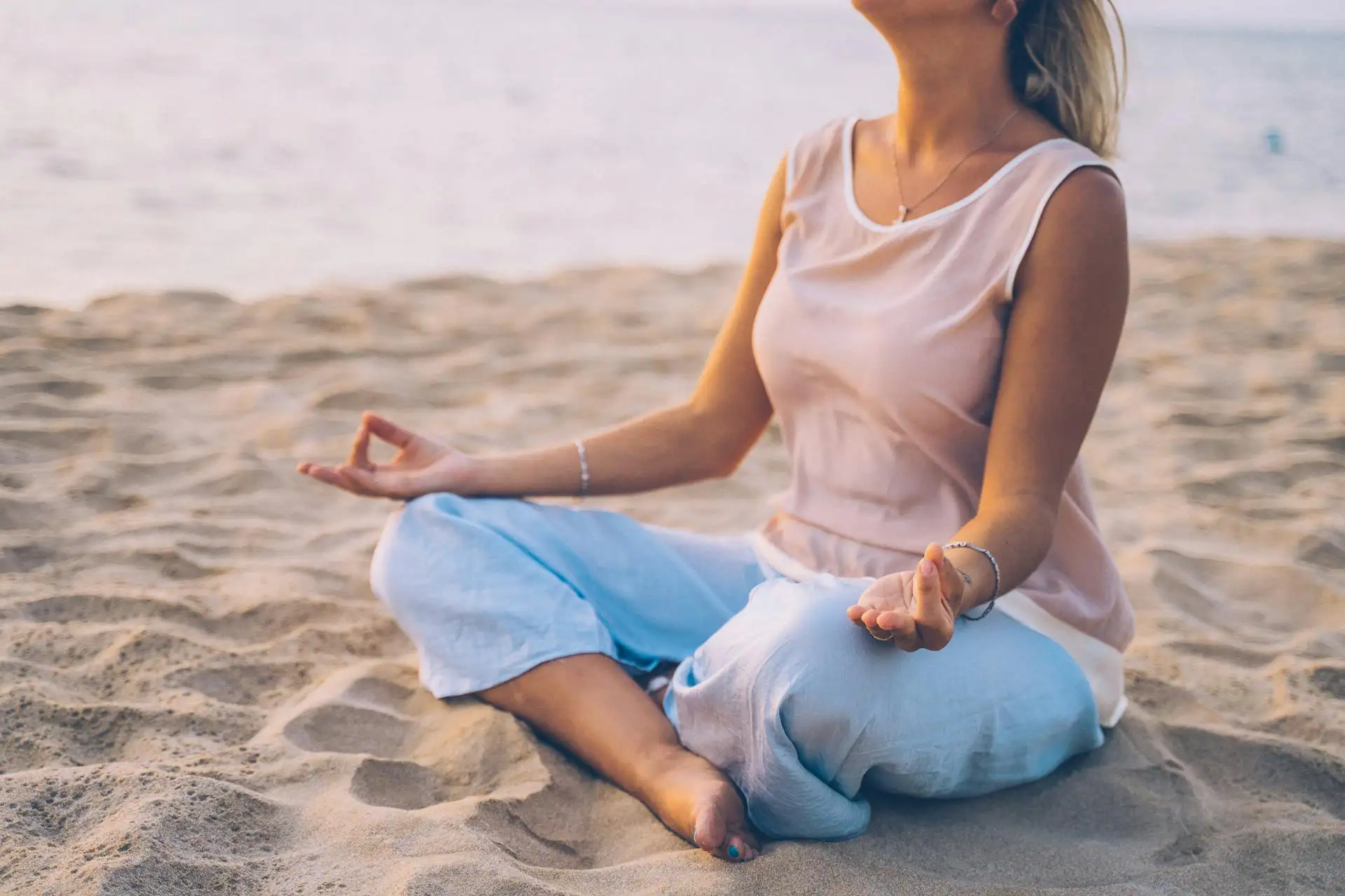 Frau meditiert in Stille – Meditation & Bewegung beim Retreat Hero
