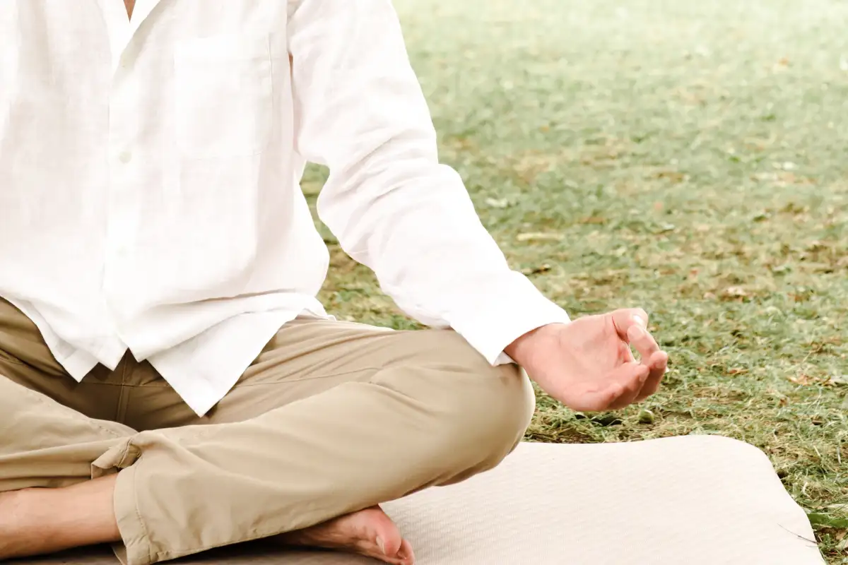 Michael Pein meditiert in der Natur bei Retreat Hero – als zertifizierter Achtsamkeits- & Meditationslehrer.