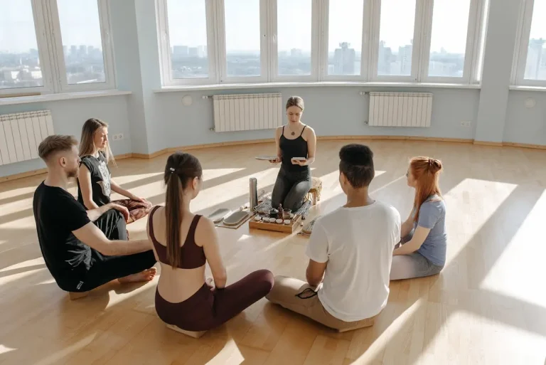 Gruppe meditiert zusammen im Kreis – Seminarraum für Meditation und Achtsamkeit bei Retreat Hero