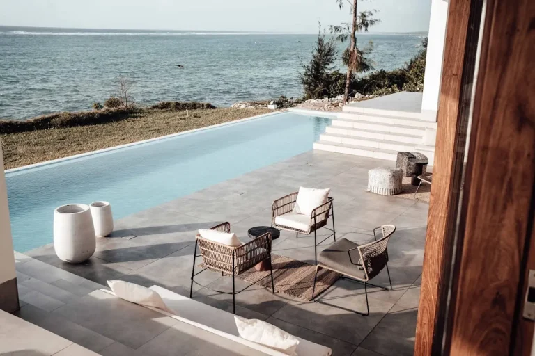 Ruhige Terrasse mit Meerblick – Retreat-Location in der Natur als Raum-Partner bei Retreat Hero