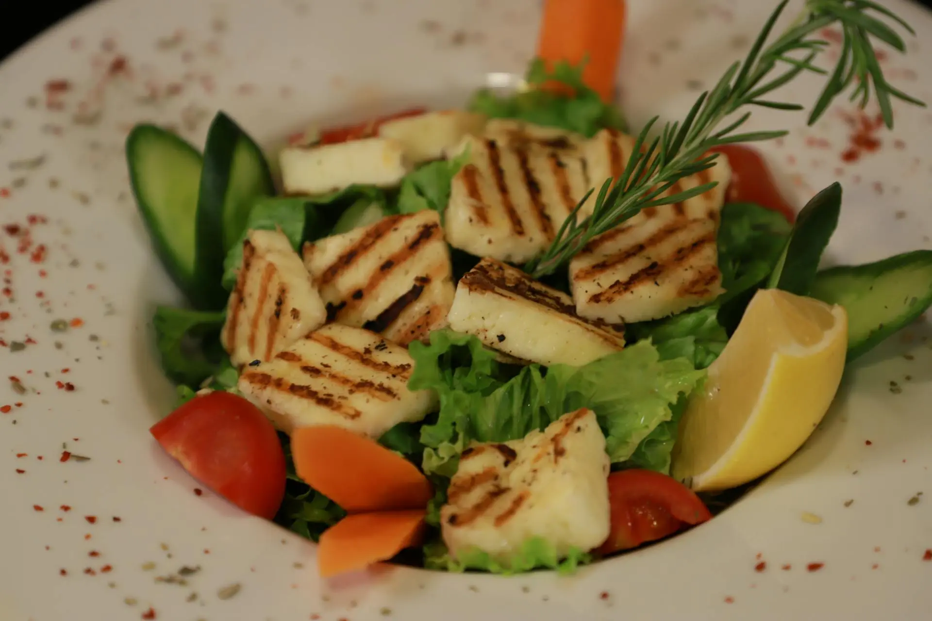 Gegrillter Halloumi auf frischem Blattsalat mit Tomaten – vegetarisches Abendessen beim Retreat