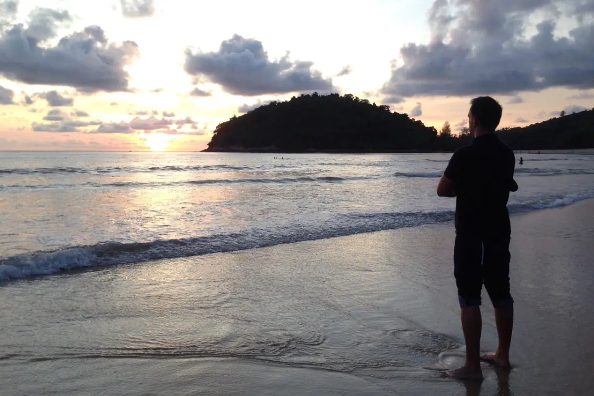 Michael Pein Retreat Hero am Strand bei Sonnenuntergang – 20 Jahre Auszeiten in der Natur & inneres Ankommen