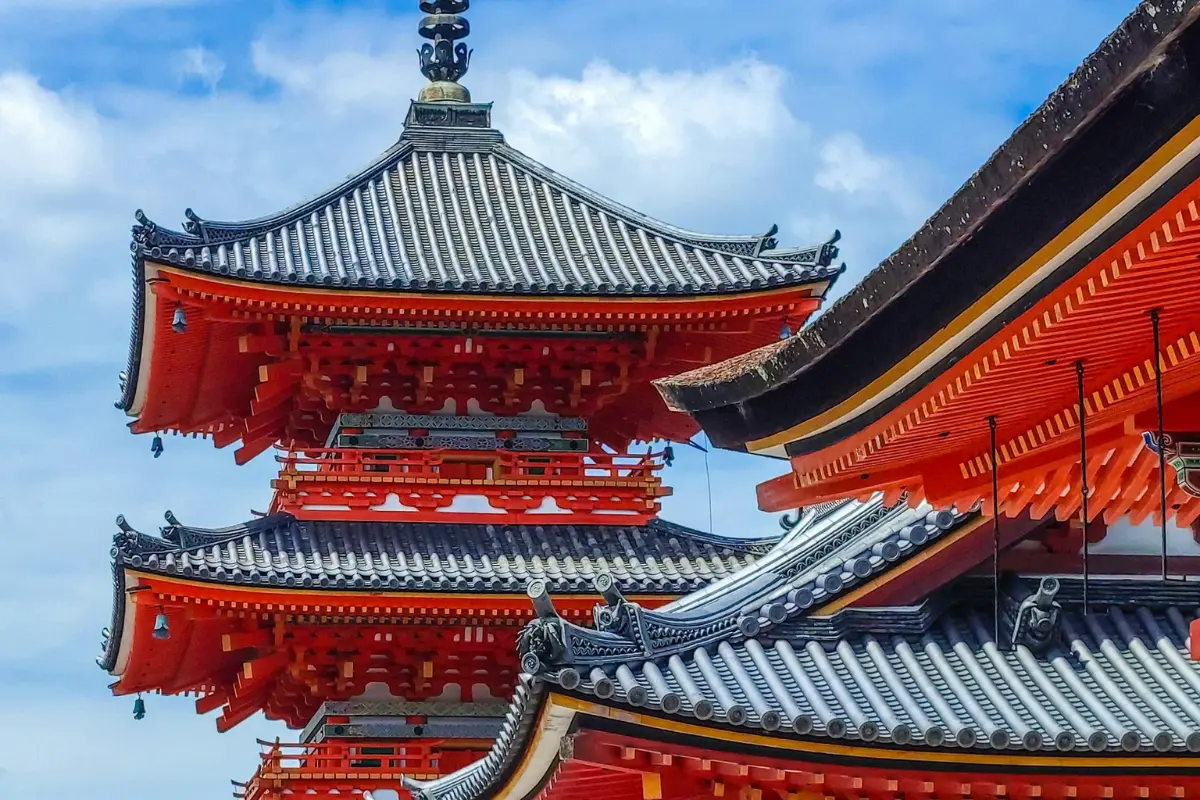 Roter japanischer Tempel – Michaels Leben in Asien als prägende Erfahrung auf dem Weg zur Achtsamkeit