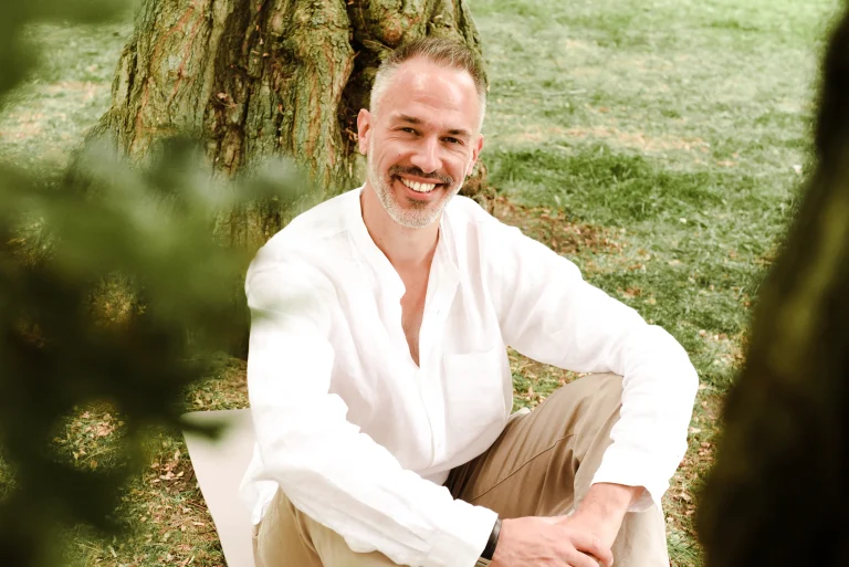 Michael Pein lacht in der Natur - seine Geschichte zur Achtsamkeit und zum Wandel.