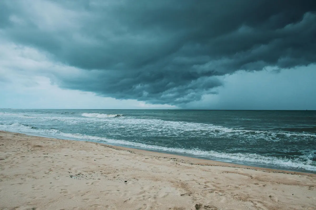 Stürmisches Meer mit dunklen Wolken – Symbol für persönliche Krisen und innere Stille auf Michaels Weg zur Achtsamkeit