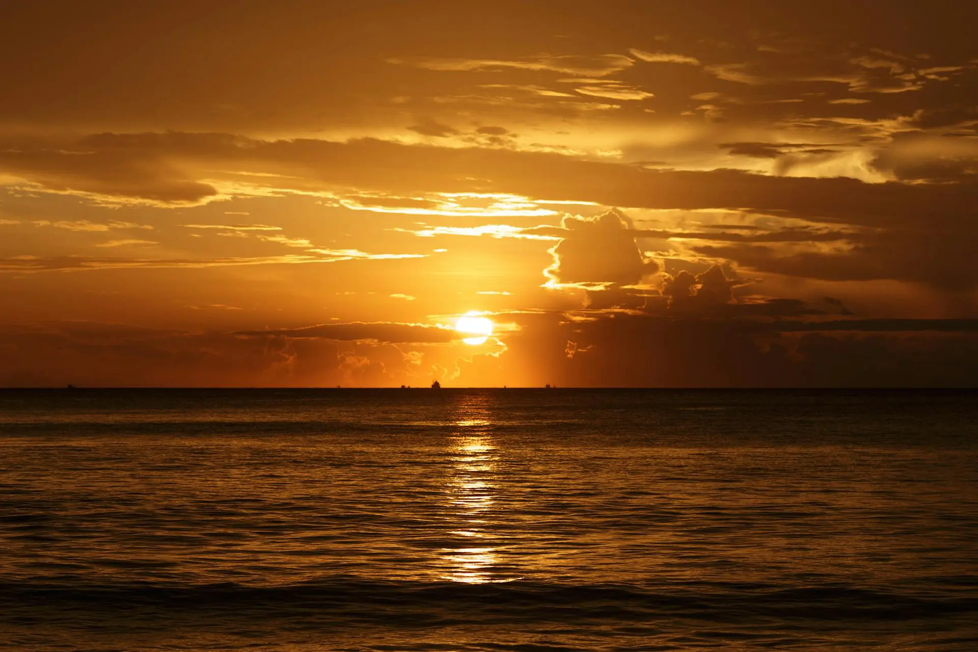 Goldenes Abendrot über dem Meer – Stille und innere Ruhe beim Retreat